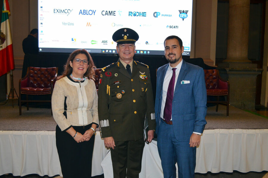 Ana Borredá, directora general de Grupo Borrmart y presidenta de la Fundación Borredá; el general de brigada DEM José Francisco Moreno Barrera, de la Secretaría de la Defensa Nacional (SEDENA); y Javier Borredá, director de ‘Segurilatam’ en el V Congreso Mexicano PIC