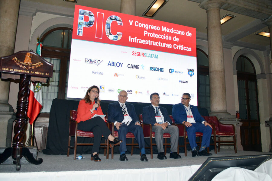 Ana Borredá (Grupo Borrmart y Fundación Borredá), José Aguilar (DHL Express México), Ricardo Escobedo (Delta Air Lines) y Víctor Hugo Manzanilla Rangel (Abloy Critical Infraestructure México) en el V Congreso Mexicano PIC.