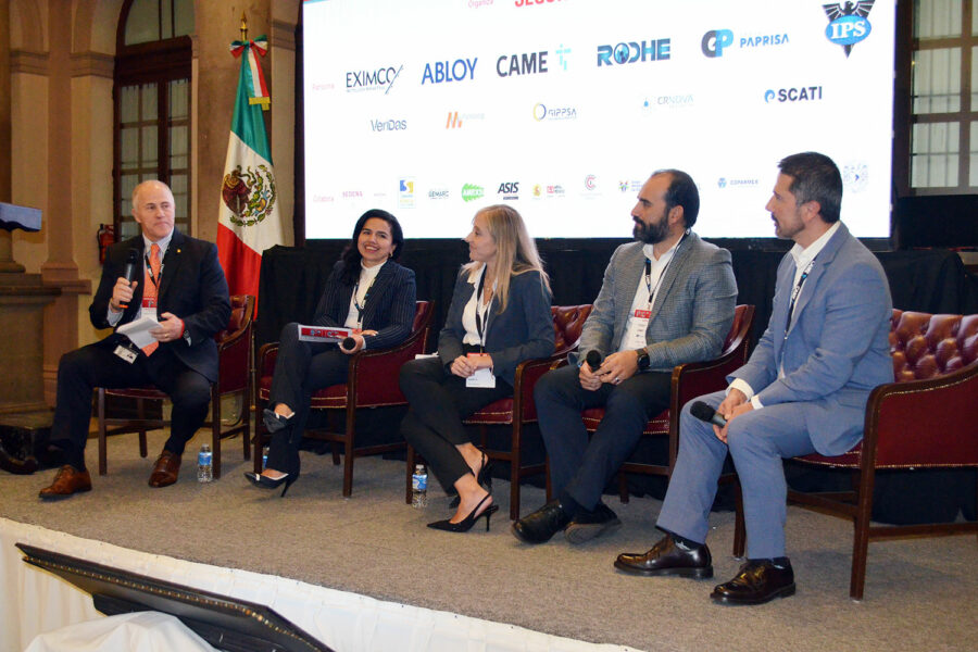 Antonio Gaona Rosete (Codere México), Ana Guzmán (GICSA), Alicia Sorroza (DHL Supply Chain México), Raúl Rojas (Cemex y Jorge Uribe (Grupo IPS) en el V Congreso Mexicano PIC.
