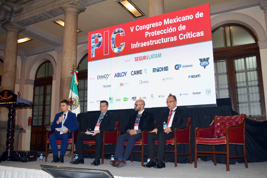 Juanjo Arenas Sanz (‘Ciberilatam’ y ‘Red Seguridad’), Francisco Villegas (Christus Muguerza), Irving Enríquez Sánchez (Hospitales MAC) y Raúl Reyes (Hospital ABC) en el V Congreso Mexicano PIC