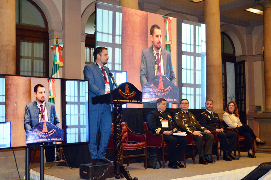 Javier Borredá García, director de ‘Segurilatam’, se dirige a los asistentes en la inauguración del V Congreso Mexicano PIC en presencia del contralmirante César Olivares Acosta, director de la Escuela de Guerra Naval del CESNAV; el general de brigada DEM José Francisco Moreno Barrera, de la Secretaría de la Defensa Nacional (SEDENA); el comisario José Carlos Castillo, consejero de Interior de la Embajada de España en México; y Ana Borredá, directora general de Grupo Borrmart y presidenta de la Fundación Borredá.