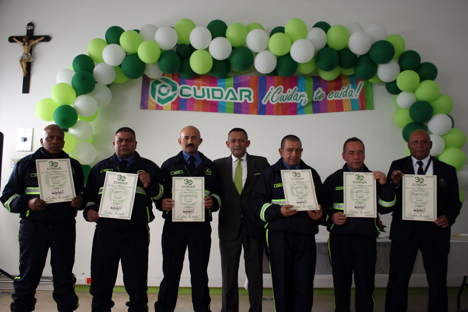 Luis Alfredo Alarcón (Cluster de Vigilancia y Seguridad Privada de Bogotá Región) junto a profesionales de seguridad privada reconocidos por su labor.