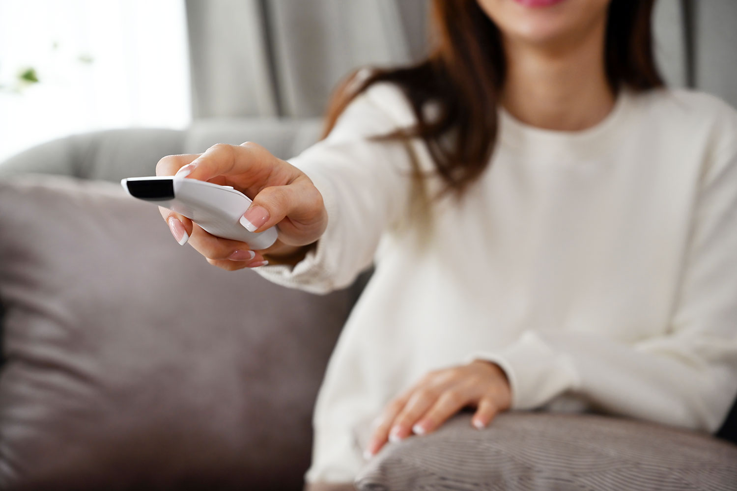 una mujer maneja un mando a distancia