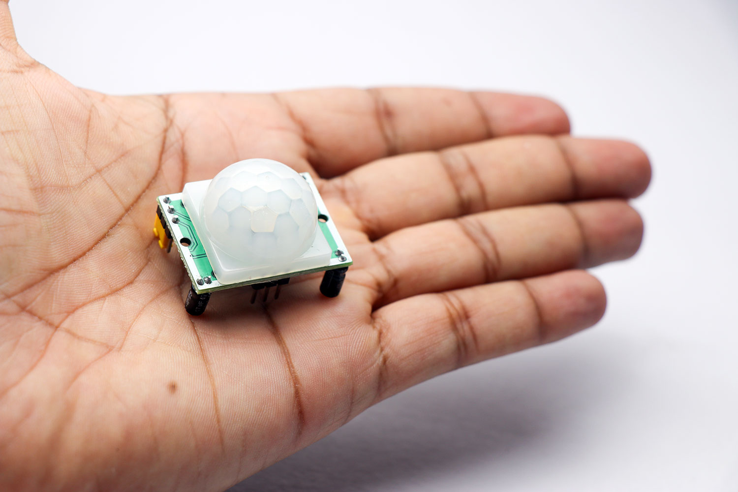 Módulo de sensor infrarrojo pasivo (PIR) para la detección de movimiento en proyectos de robótica. Getty Images.