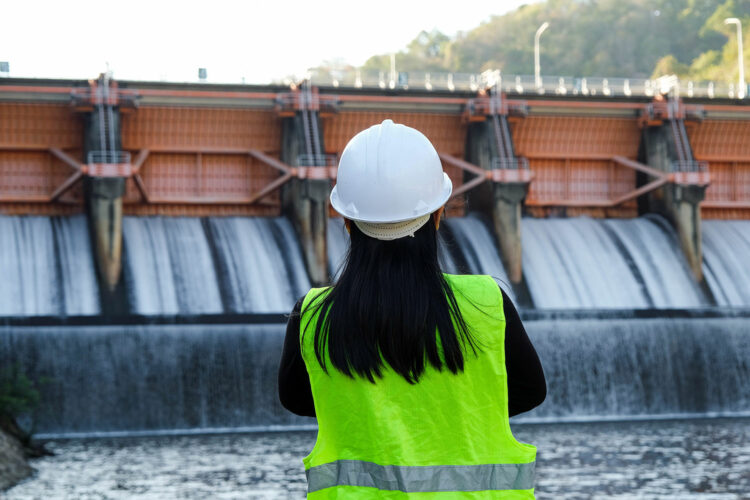 Un operaria supervisa el funcionamiento de una panta hidroeléctrica de energía renovable