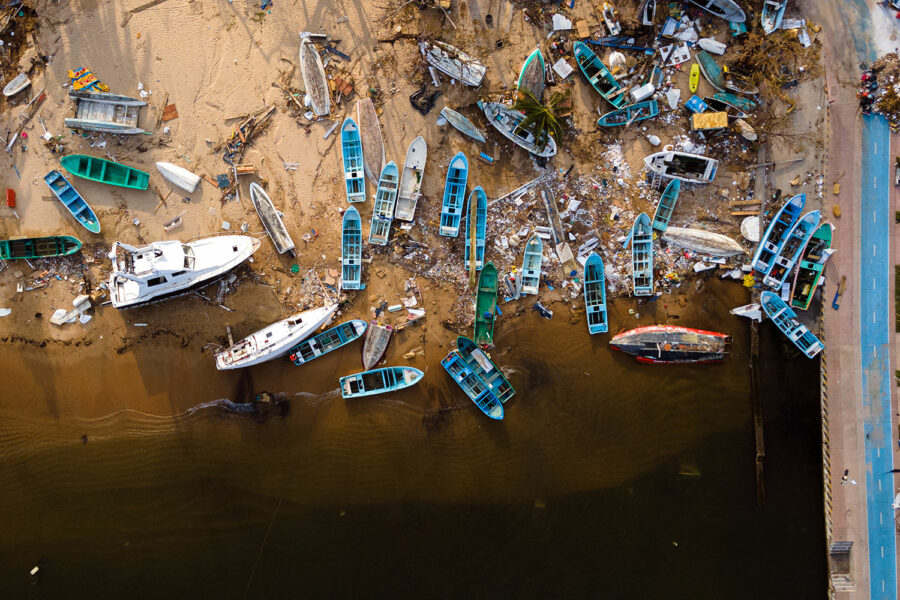 Efectos el huracán ‘Otis’ en una playa de Acapulco (Guerrero, México)