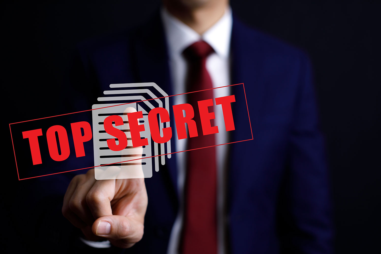 un hombre accede a unos documentos top secret