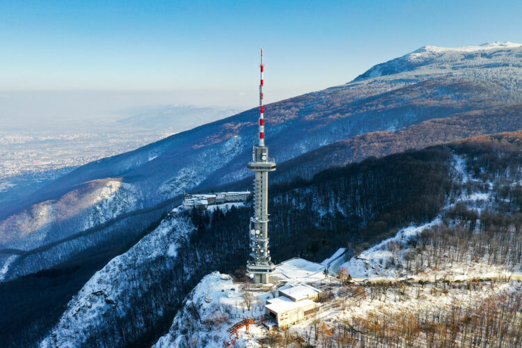 una torre de comunicaciones en un paisaje montañoso