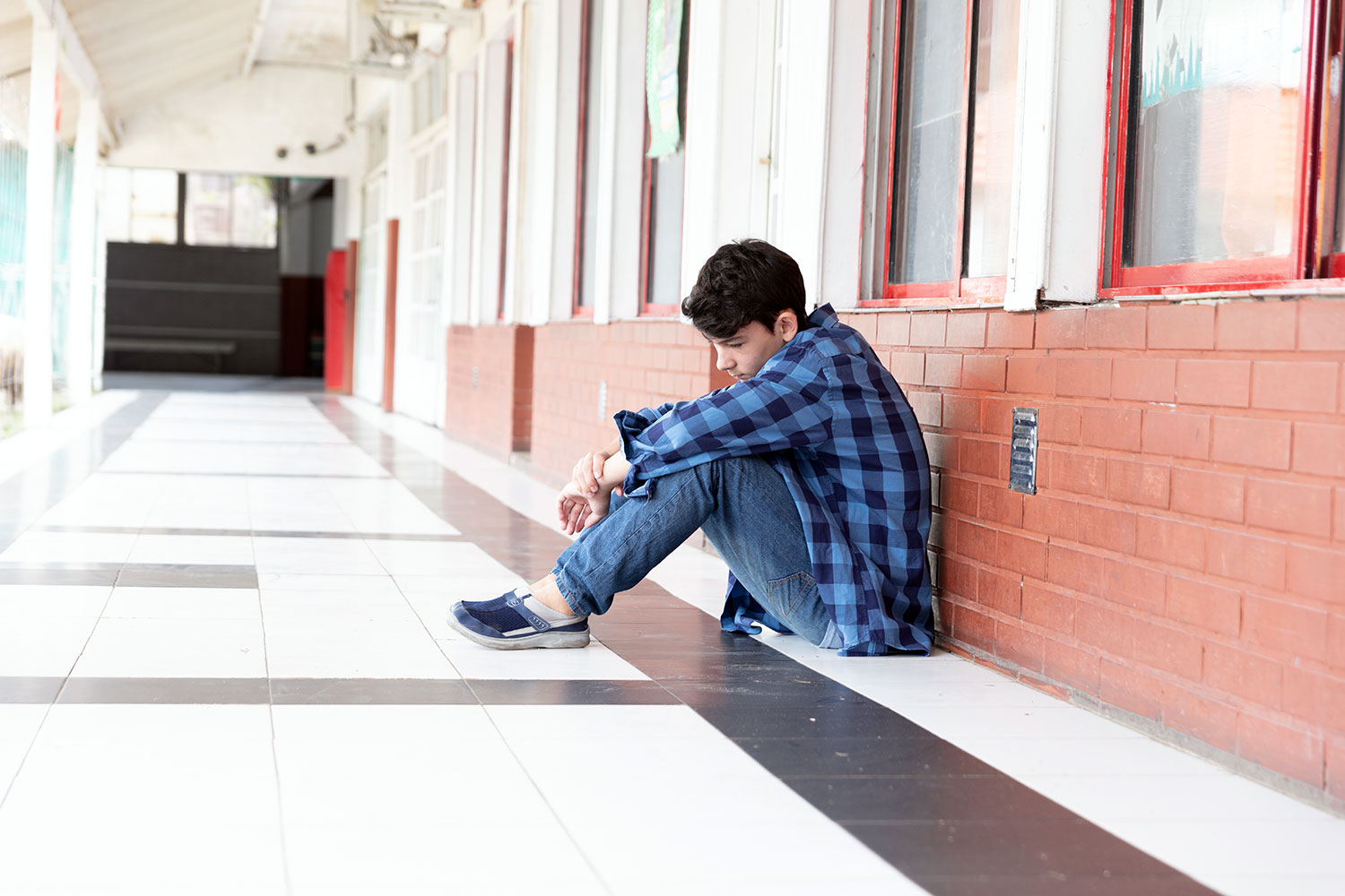 Un estudiante víctima de acoso escolar, con síntomas depresivos, en un centro educativo de Argentina