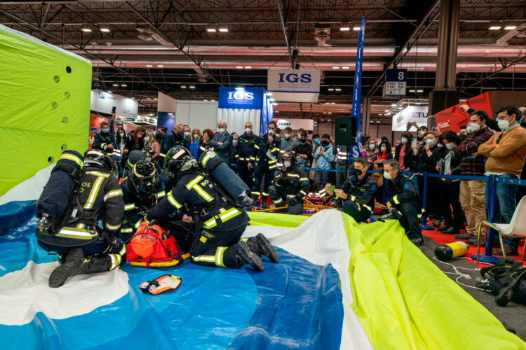 bomberos realizan una exhibición en el Salón Internacional de la Seguridad SICUR