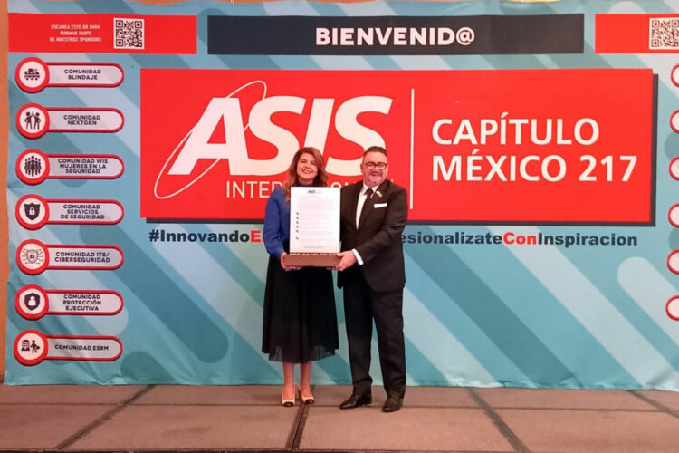 Brisa Espinosa entrega el estatuto de código de ética de ASIS Capítulo México a su nuevo presidente, José Luis Alvarado.