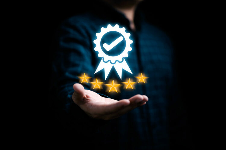 un hombre sostiene una certificación cinco estrellas en su mano