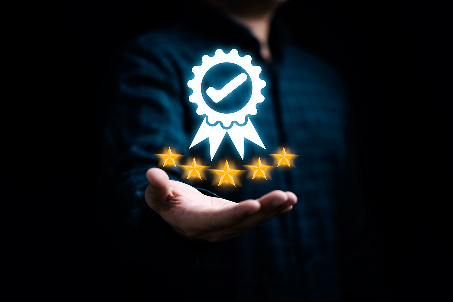 un hombre sostiene una certificación cinco estrellas en su mano