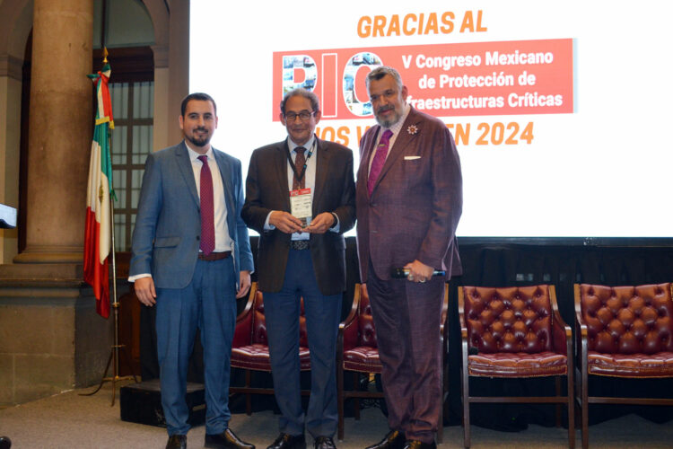 De izquierda a derecha: Javier Borredá (‘Segurilatam’), Sergio Aguayo y Gabriel Bernal Gómez (AMESP) en el V Congreso Mexicano PIC.