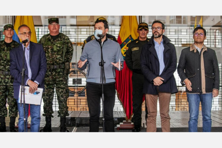 De izquierda a derecha: Iván Velásquez, ministro de Defensa; Carlos Fernando Galán, alcalde de Bogotá; Camilo Umaña, viceministro de Política Criminal y Justicia Restaurativa; y César Restrepo, secretario de Seguridad. Alcaldía Mayor de Bogotá