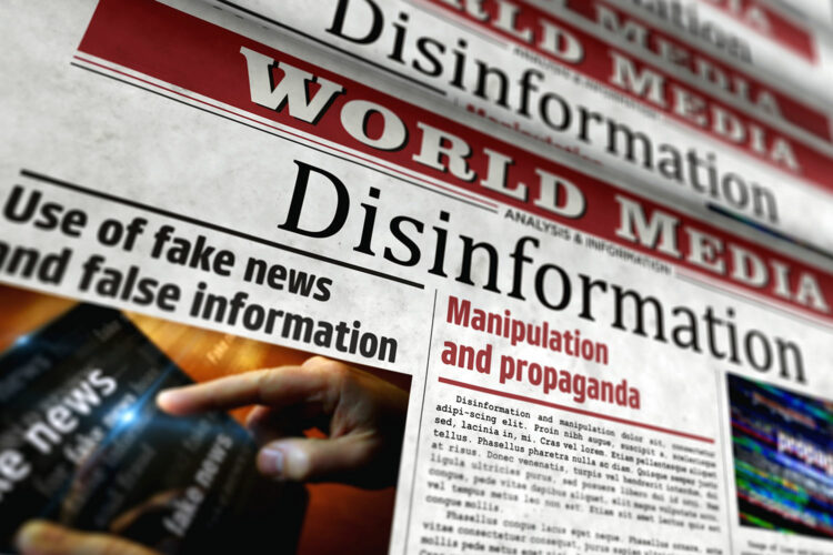 un periódico con el titular Desinformación y noticias sobre fake news, información falsa, manipulación y propaganda