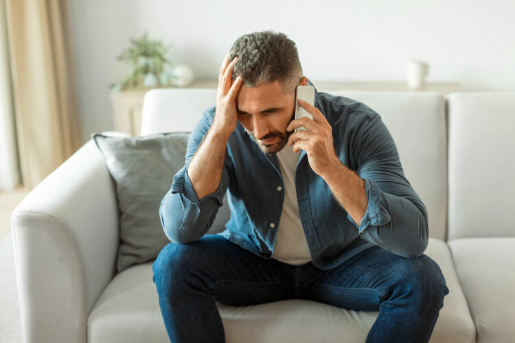 un hombre preocupa habla a través de su celular