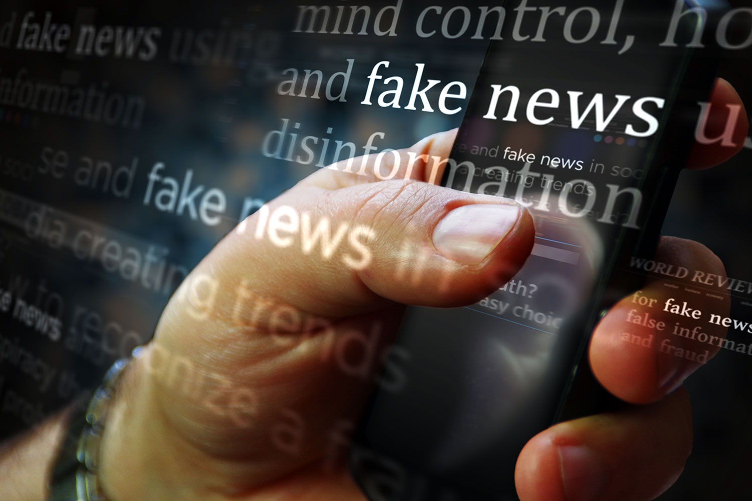un hombre utiliza su smartphone con un fondo en el que aparecen palabras como fake news o desinformación