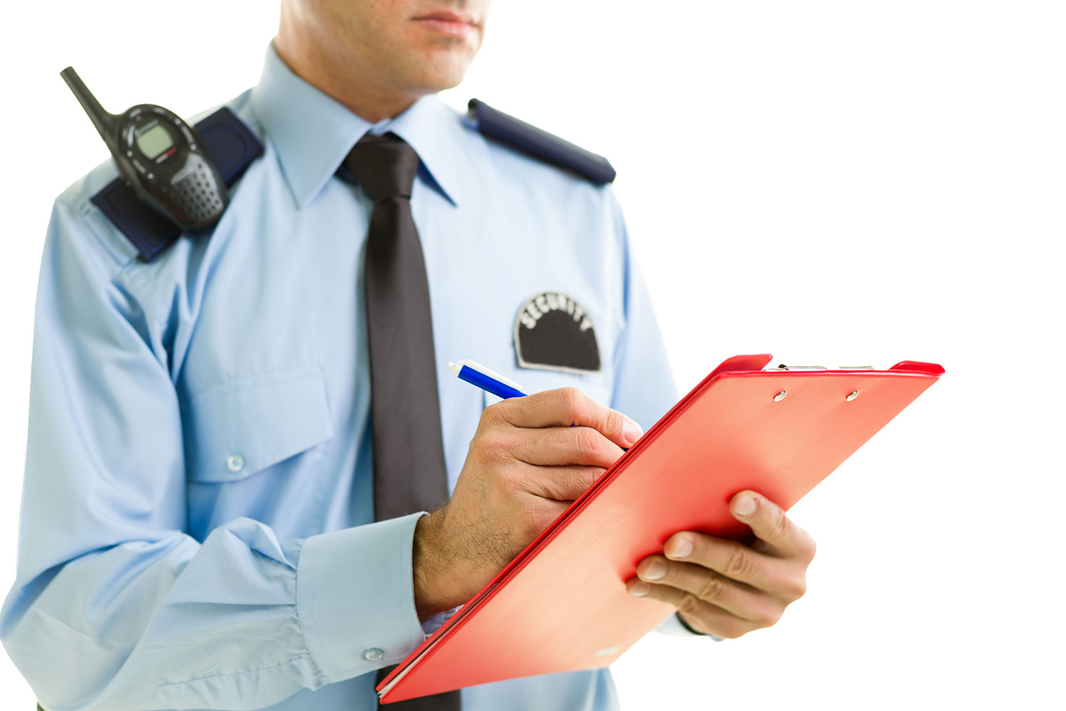 un guardia de seguridad privada realiza anotaciones en una carpeta