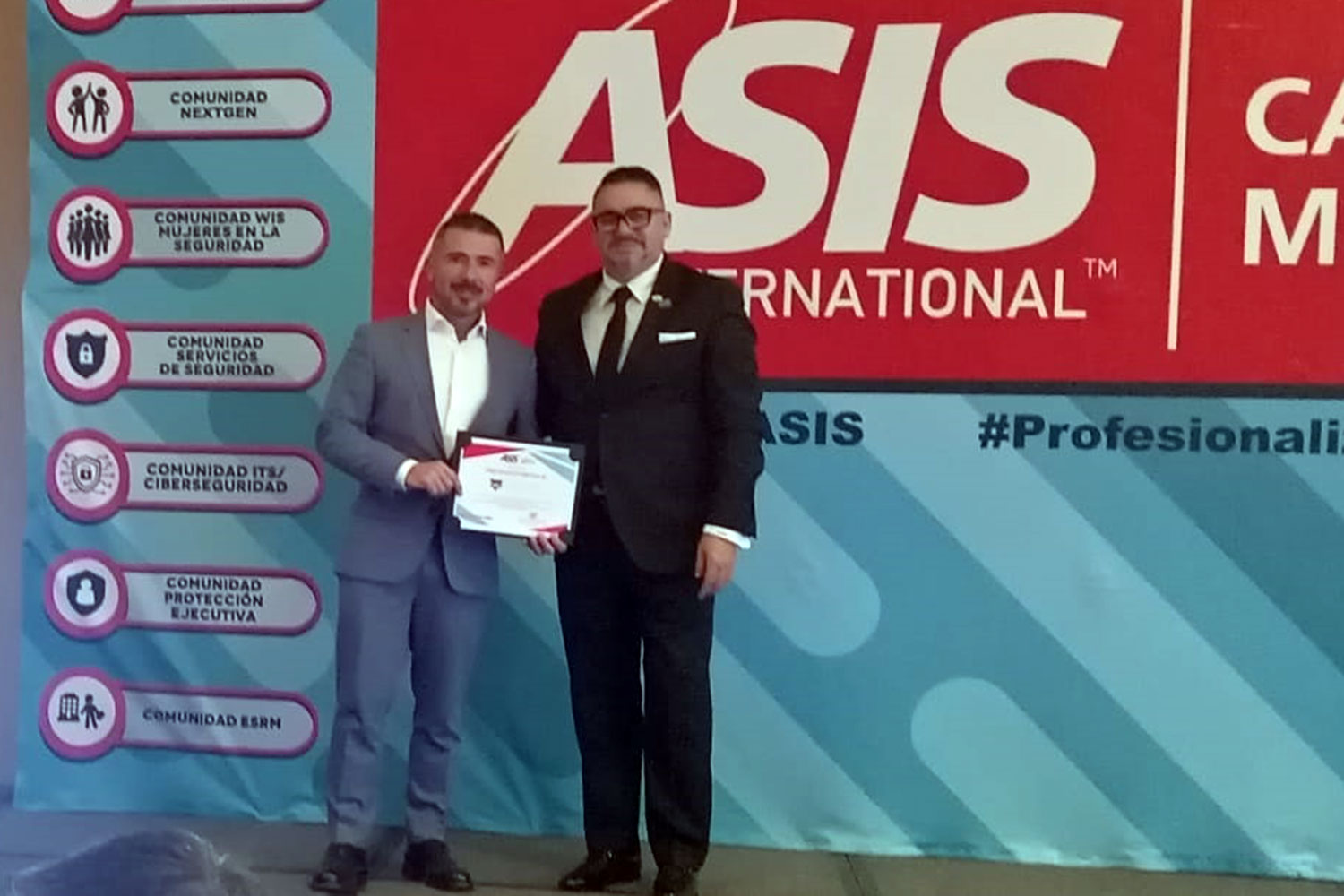 Jorge Uribe, director comercial del Grupo IPS, recibe un reconocimiento de manos de José Luis Alvarado.