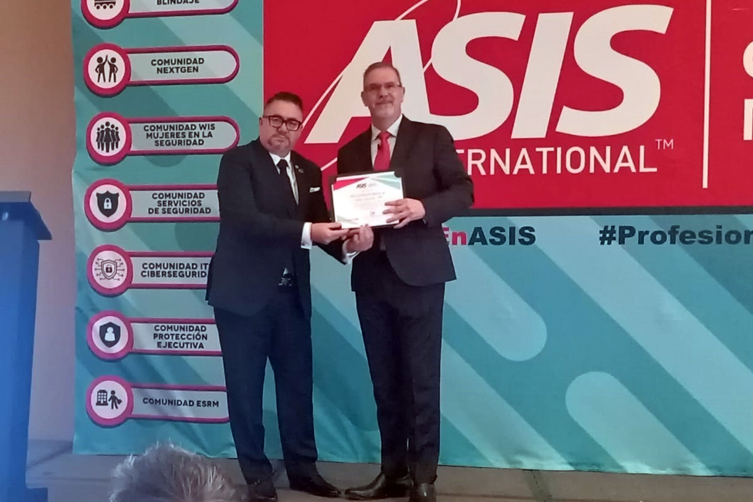 José Luis Alvarado entrega un reconocimiento a Carlos Seoane, conferencista de la reunión de enero de ASIS Capítulo México