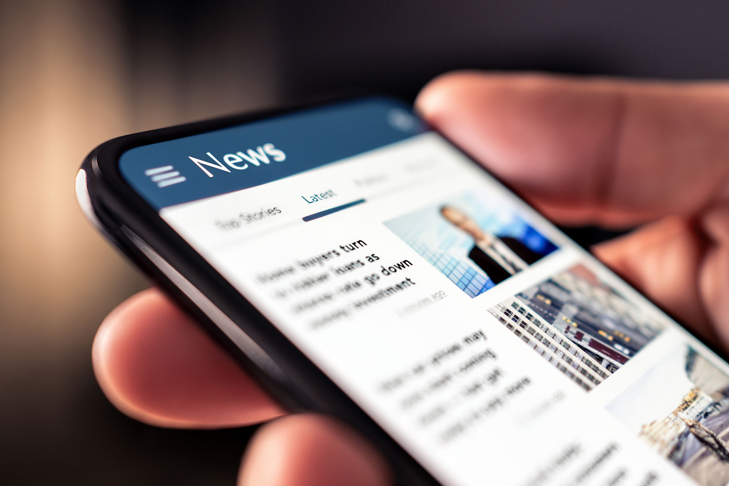 un hombre lee las noticias en su smartphone