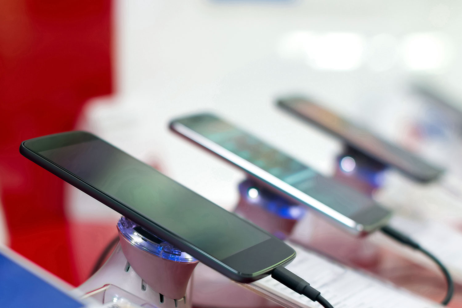 celulares nuevos expuestos en una tienda
