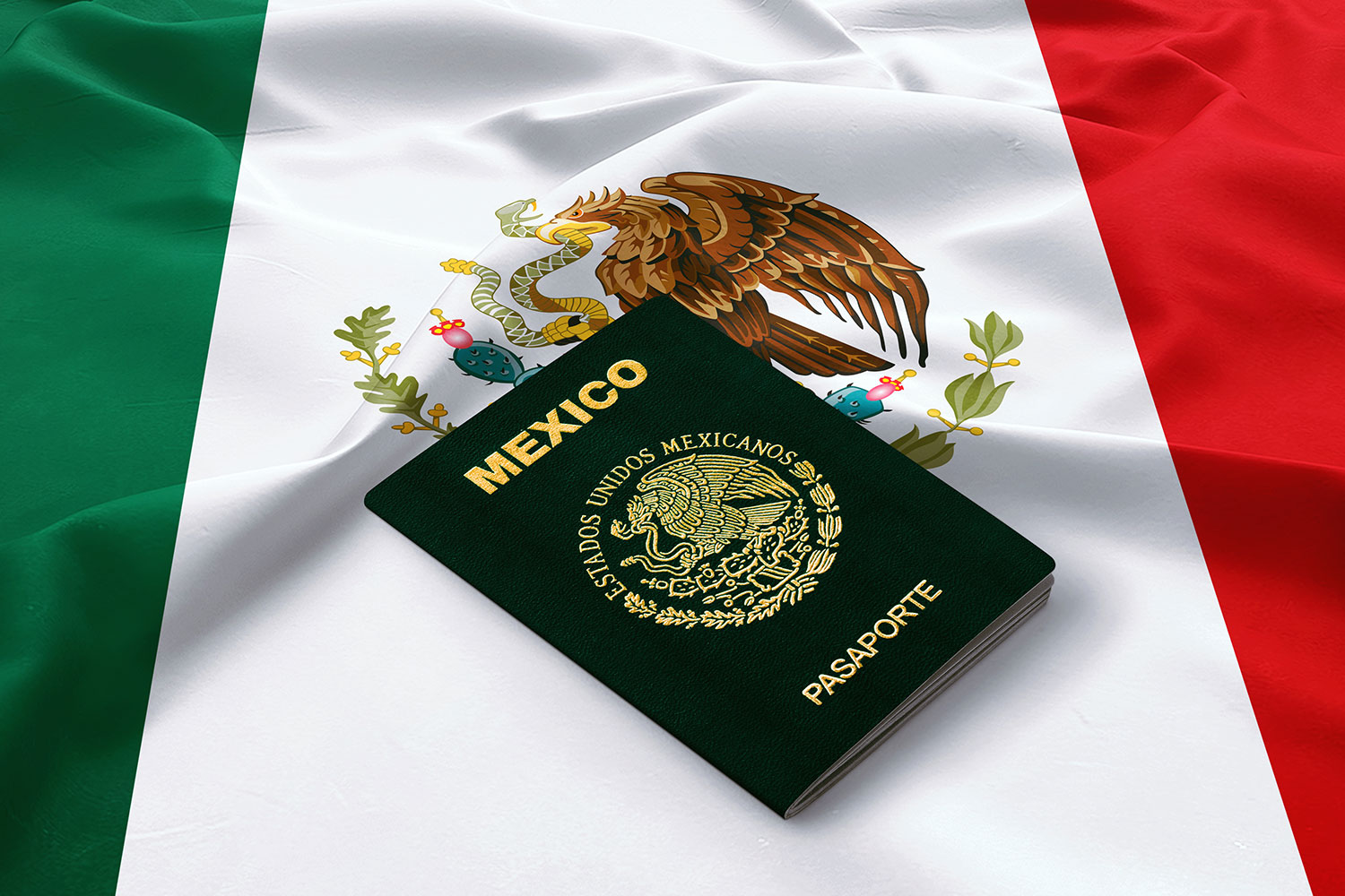 pasaporte mexicano sobre la bandera de México