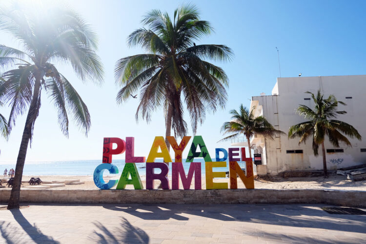 letrero de Playa del Carmen en una playa de Quintana Roo, México