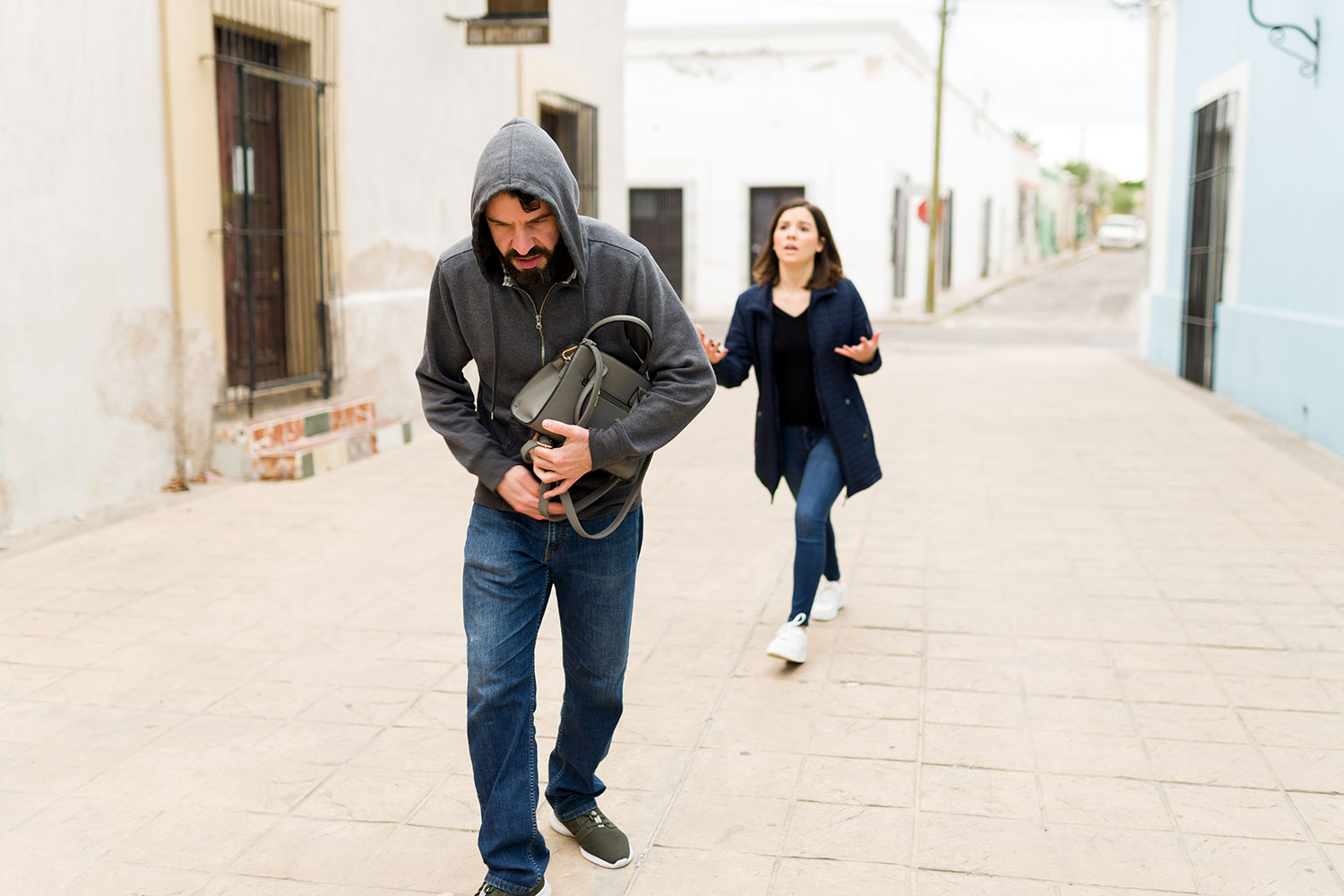 un ladrón roba el bolso de una mujer