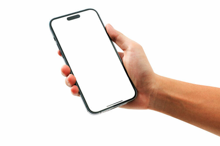 una mano sostiene un smartphone con la pantalla en blanco