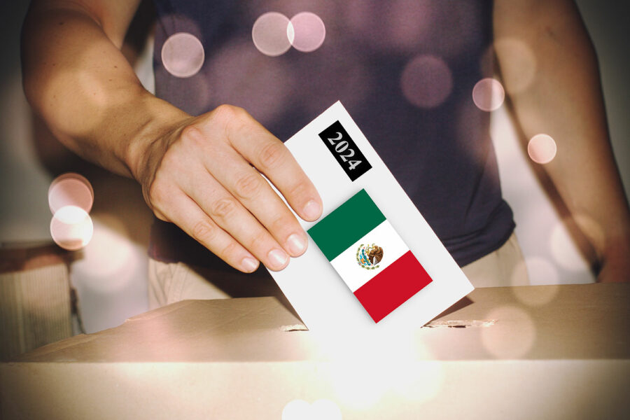 un votante mexicano introduce su voto en una urna en las elecciones de 2024