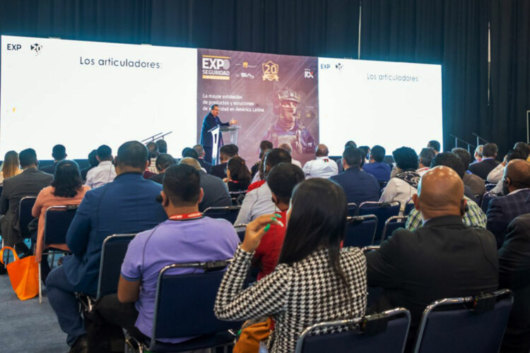 una conferencia en Expo Seguridad México