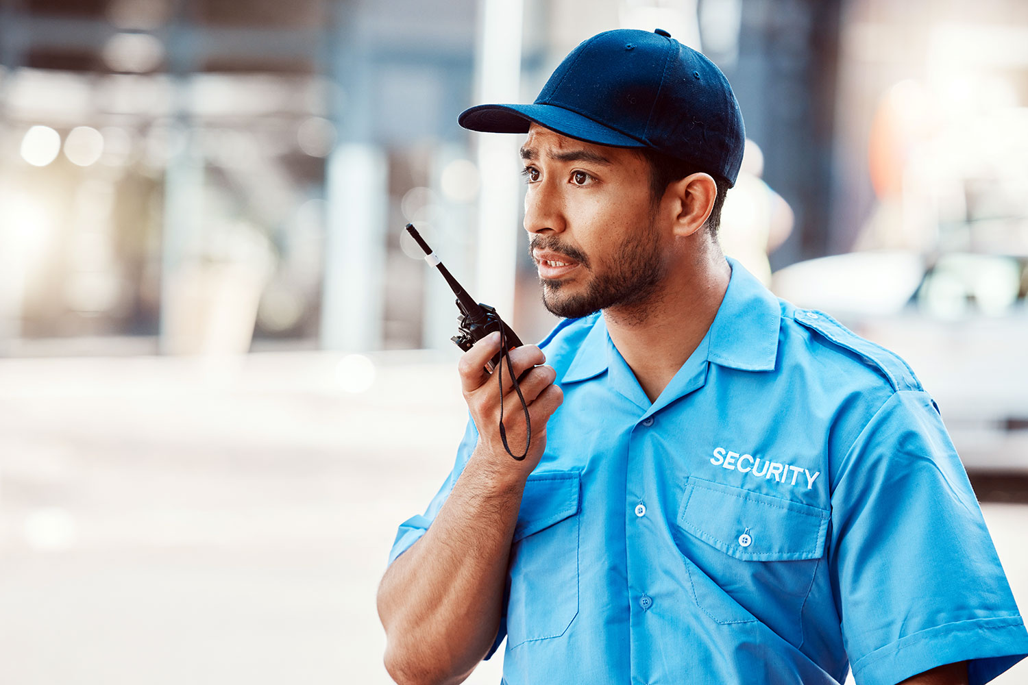 un guardia de seguridad privada con uniforme azul