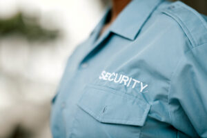 un guardia de seguridad privada con camisa azul