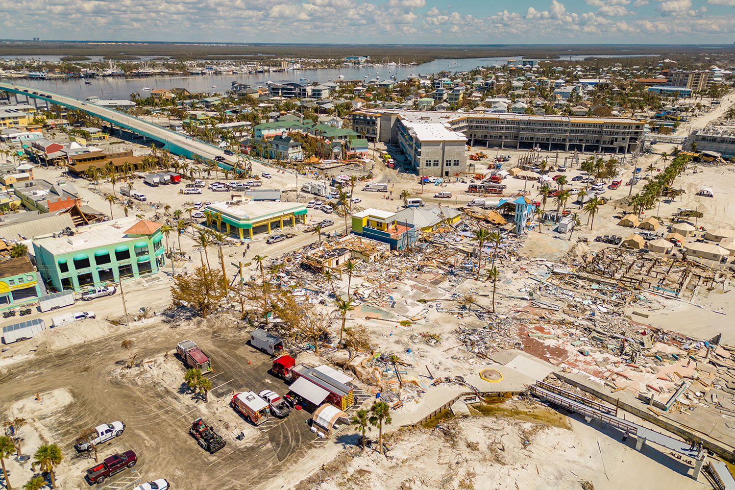 consecuencias del paso de un huracán por Fort Myers Beach, en Estados Unidos