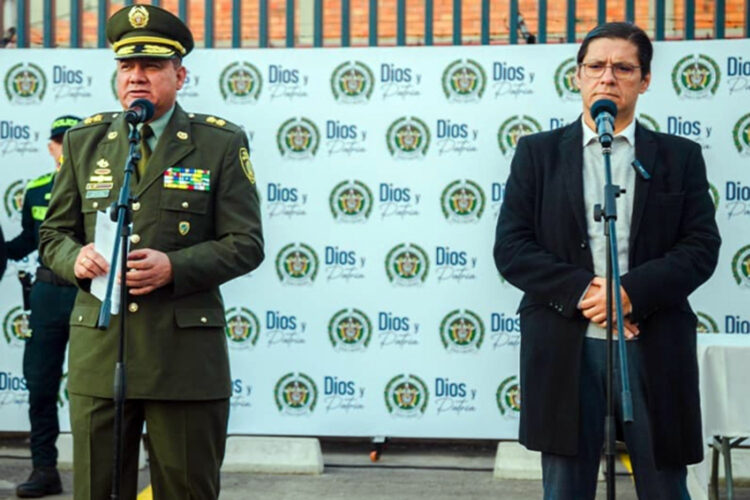 El brigadier general José Gualdrón, comandante de la Mebog, y el secretario de Seguridad de Bogotá, César Restrepo.