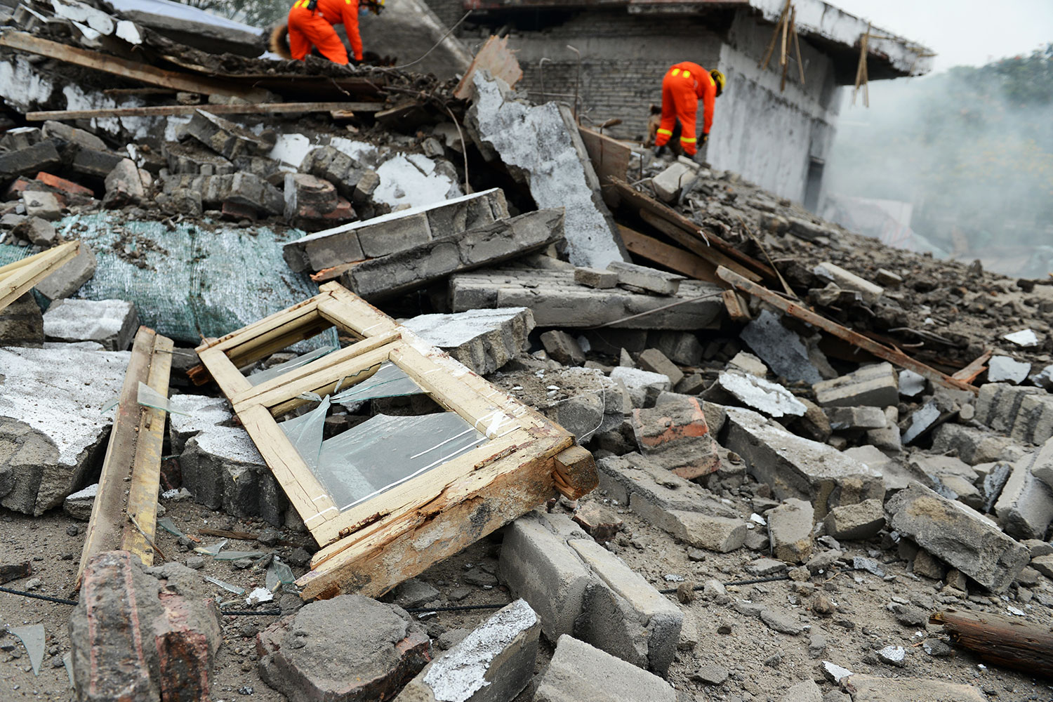 Integrantes de protección civil buscan supervivientes en una zona afectada por un sismo. Getty Images.