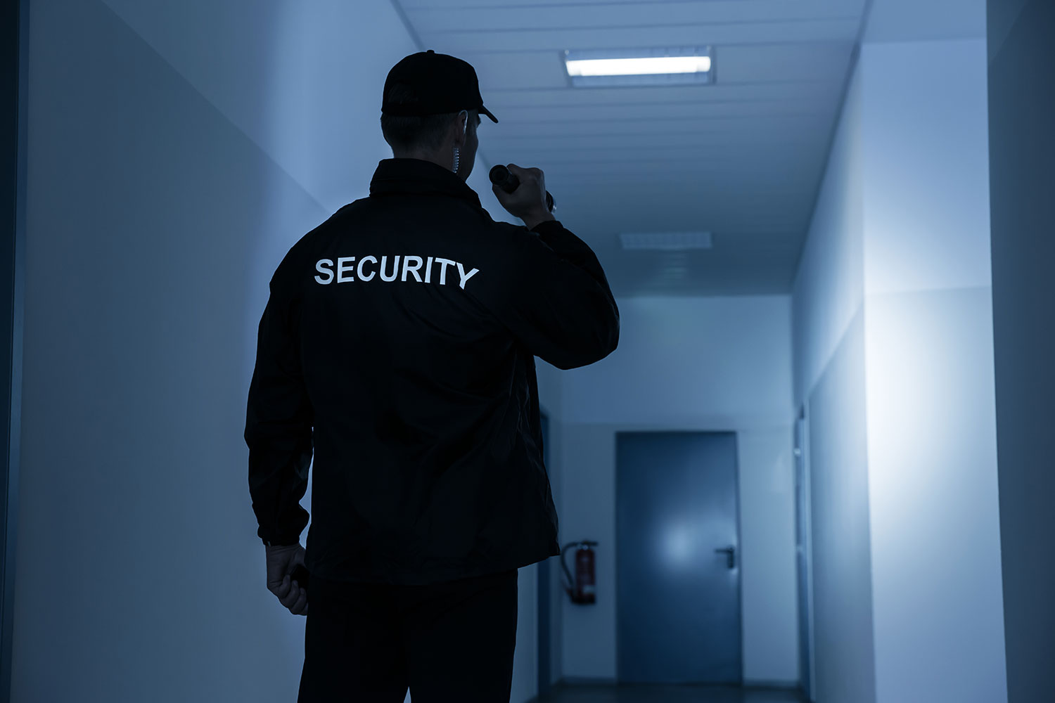 un guardia de seguridad realiza un rondín nocturno