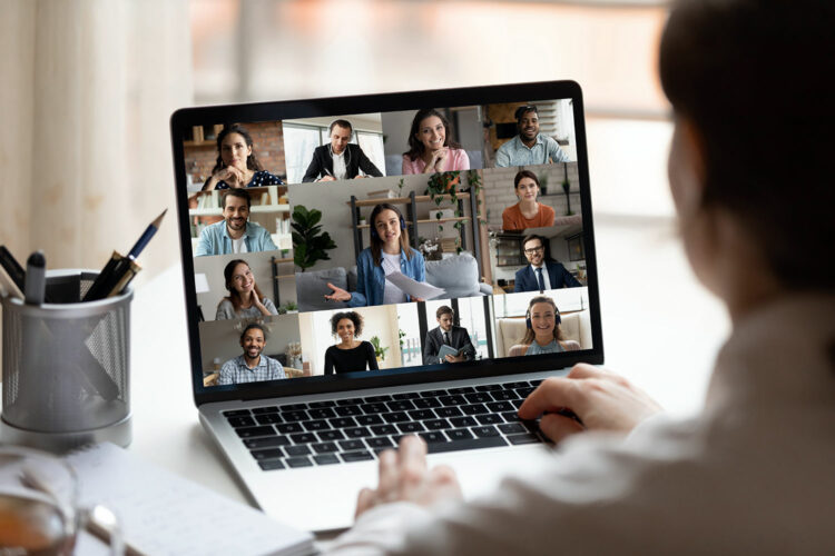 una mujer participa en una videoconferencia