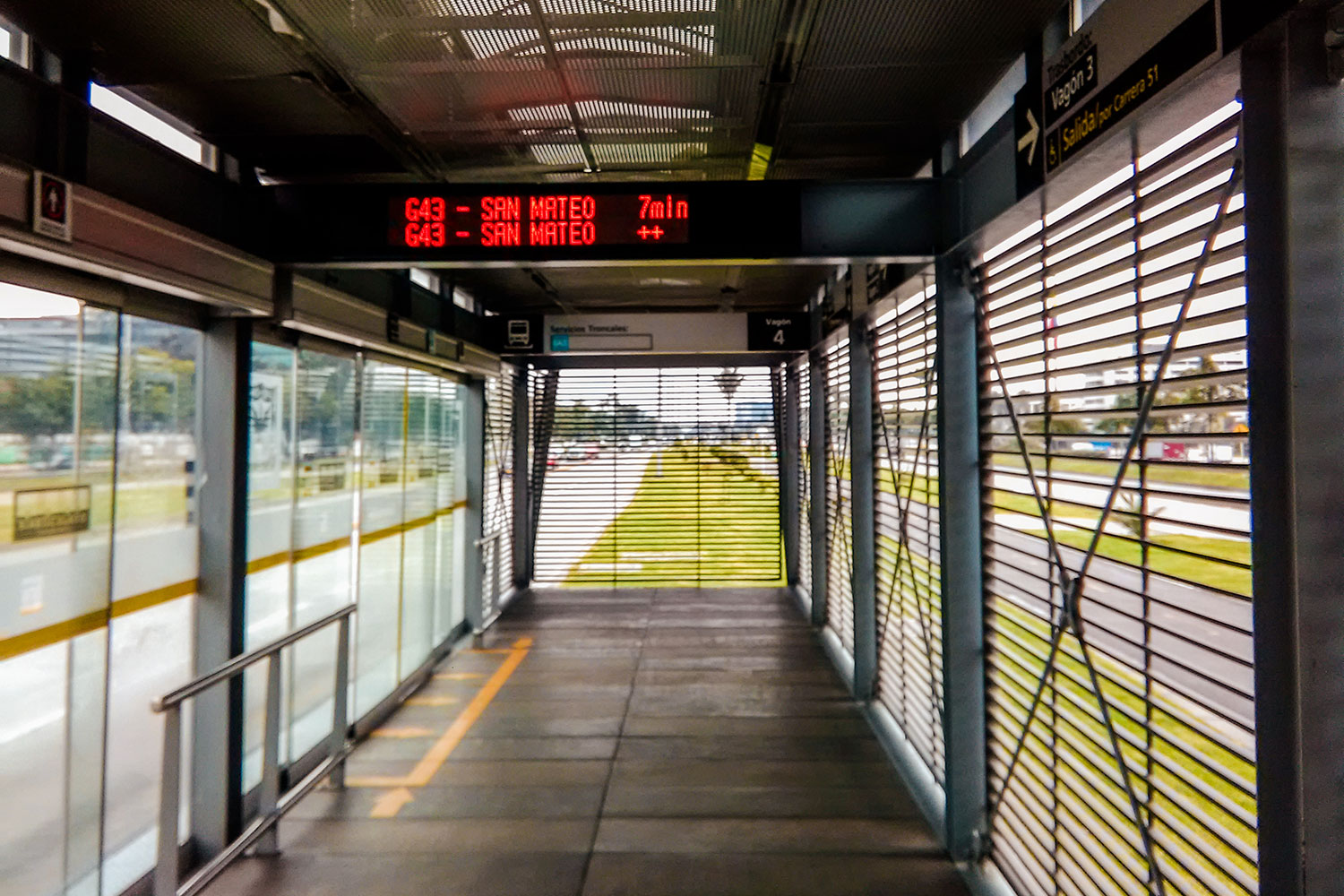 una estación de la red de transporte TransMilenio de Bogotá