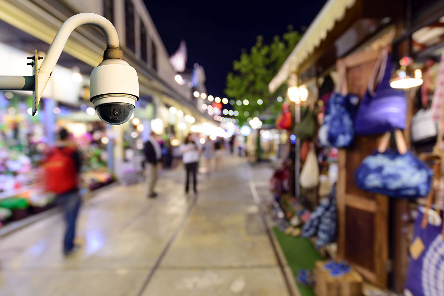 una cámara de videovigilancia en una calle comercial