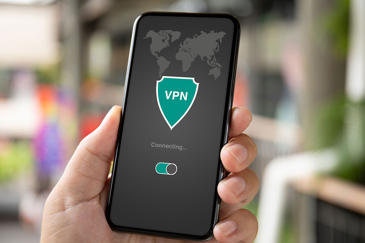 un hombre utiliza una red privada virtual (VPN) en su celular