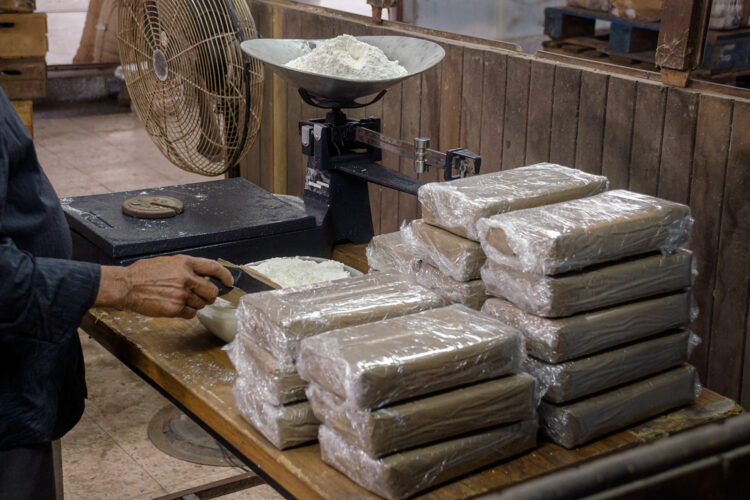 Manipulación de cocaína en un almacén de América Latina. Getty Images.