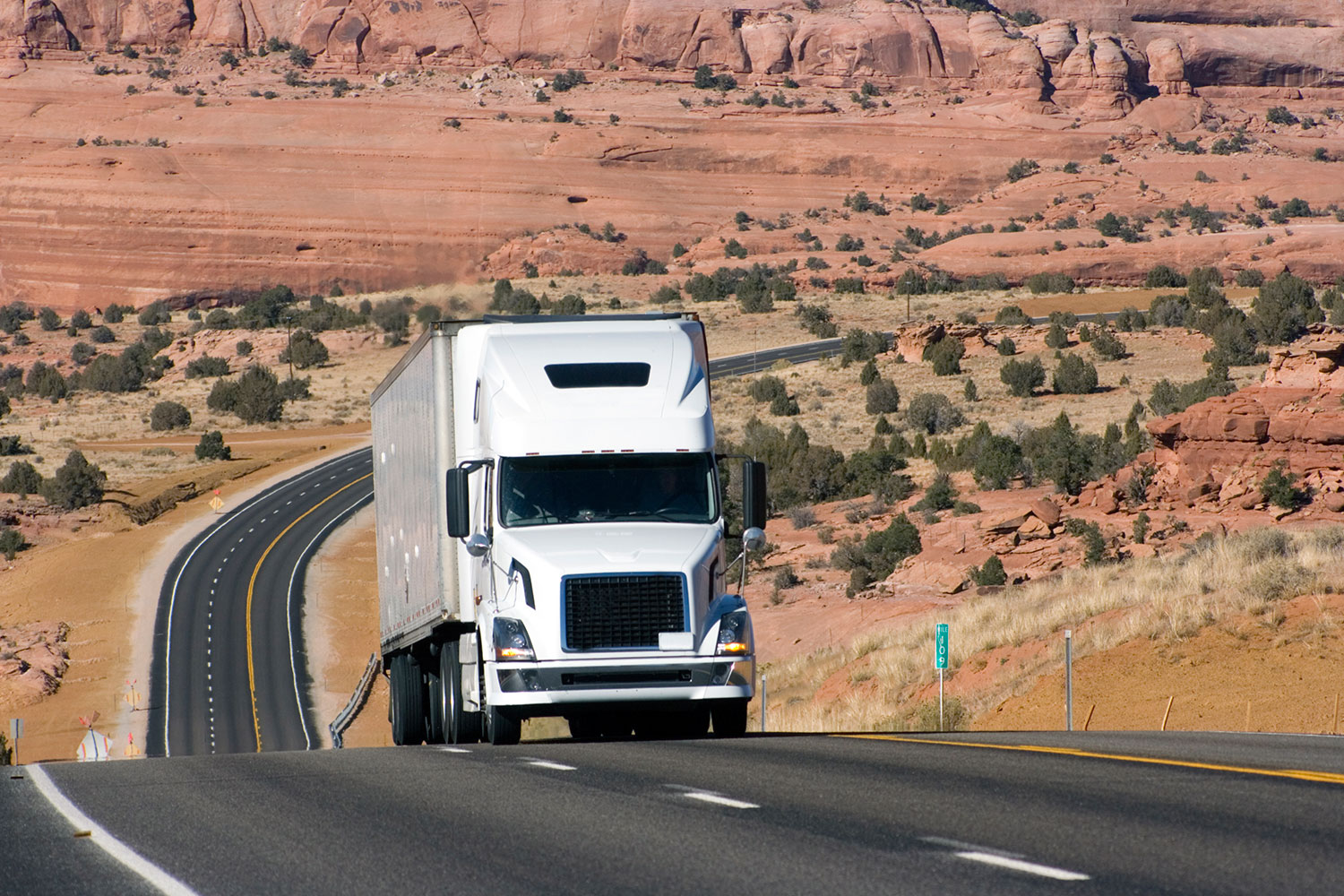 un camión de transporte de carga en una carretera solitaria de América