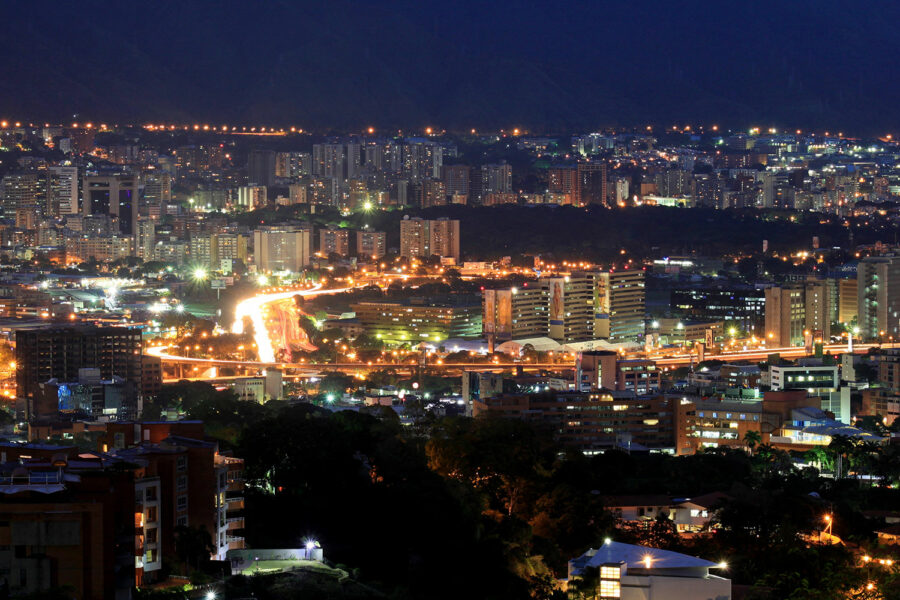 Vista nocturna de la ciudad de Caracas, capital de Venezuela. Getty Images.