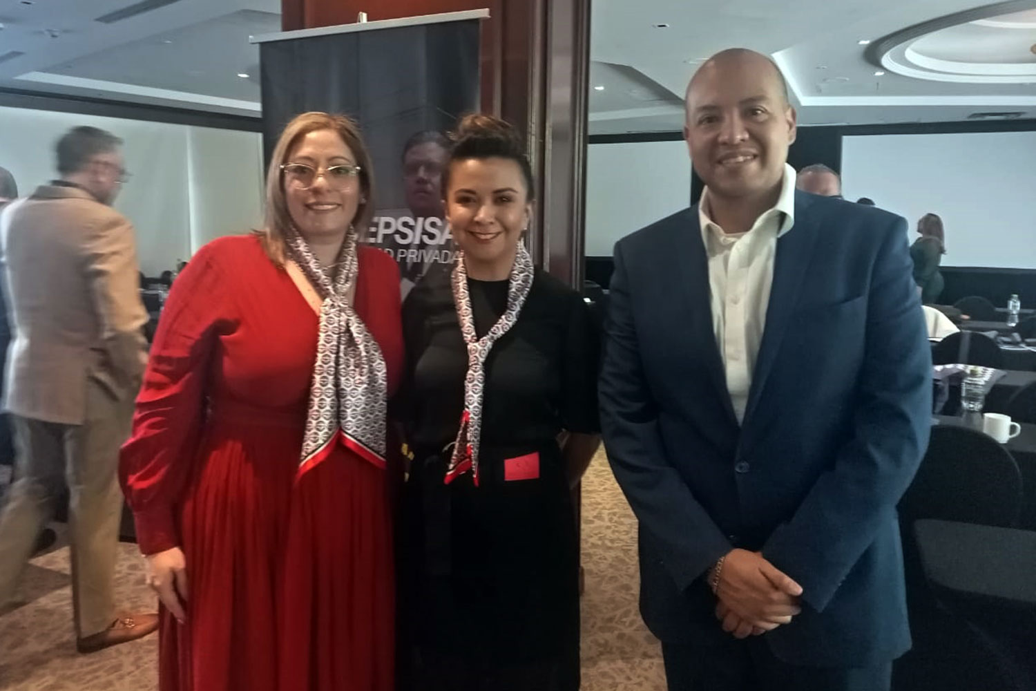 De izquierda a derecha: Perla Liliana Ortega Porcayo, Eurídice Ibarlucea y Juan Antonio Castro (AMPCI) en el Encuentro Tecnológico ALAS México 2024