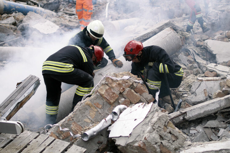 Rescatistas buscan personas entre los escombros ocasionados por un sismo