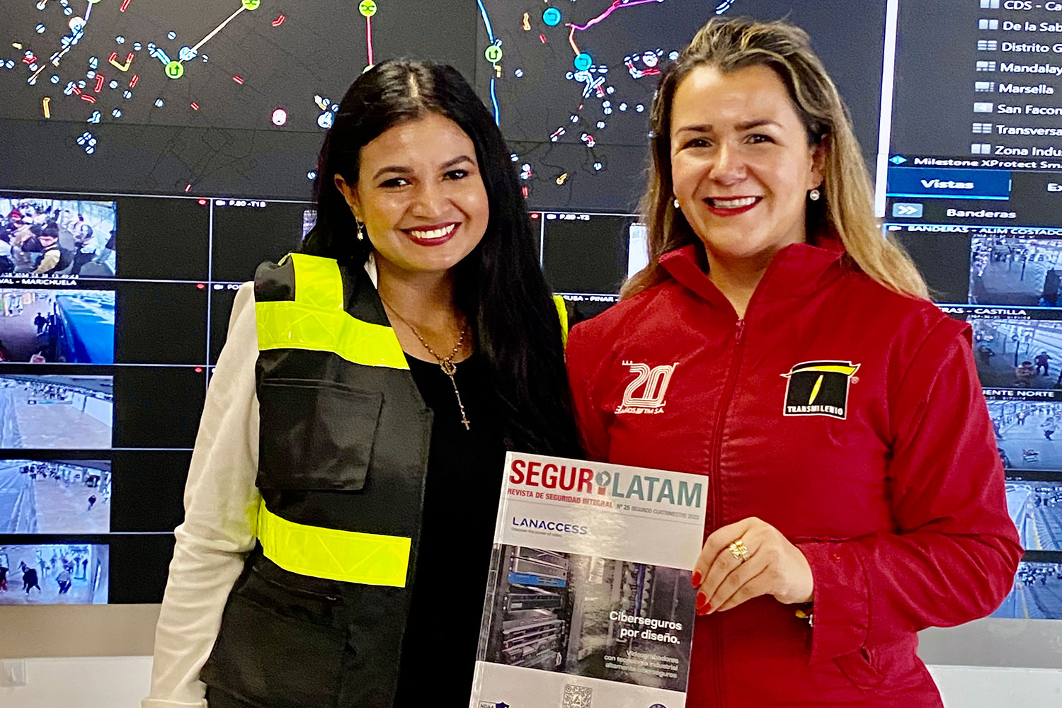 Marcela Linares Vásquez, comercial de ‘Segurilatam’ en Colombia, y Natalia Tinjacá, directora técnica de Seguridad de TransMilenio.
