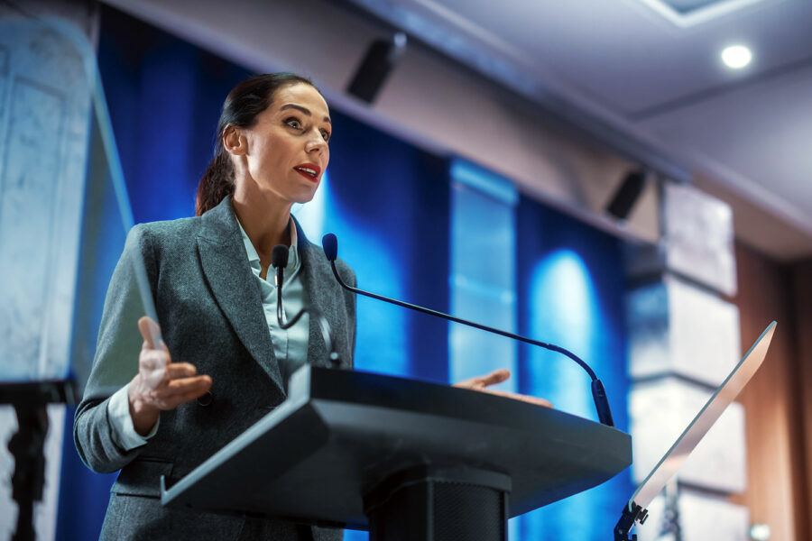 una mujer pronuncia una conferencia